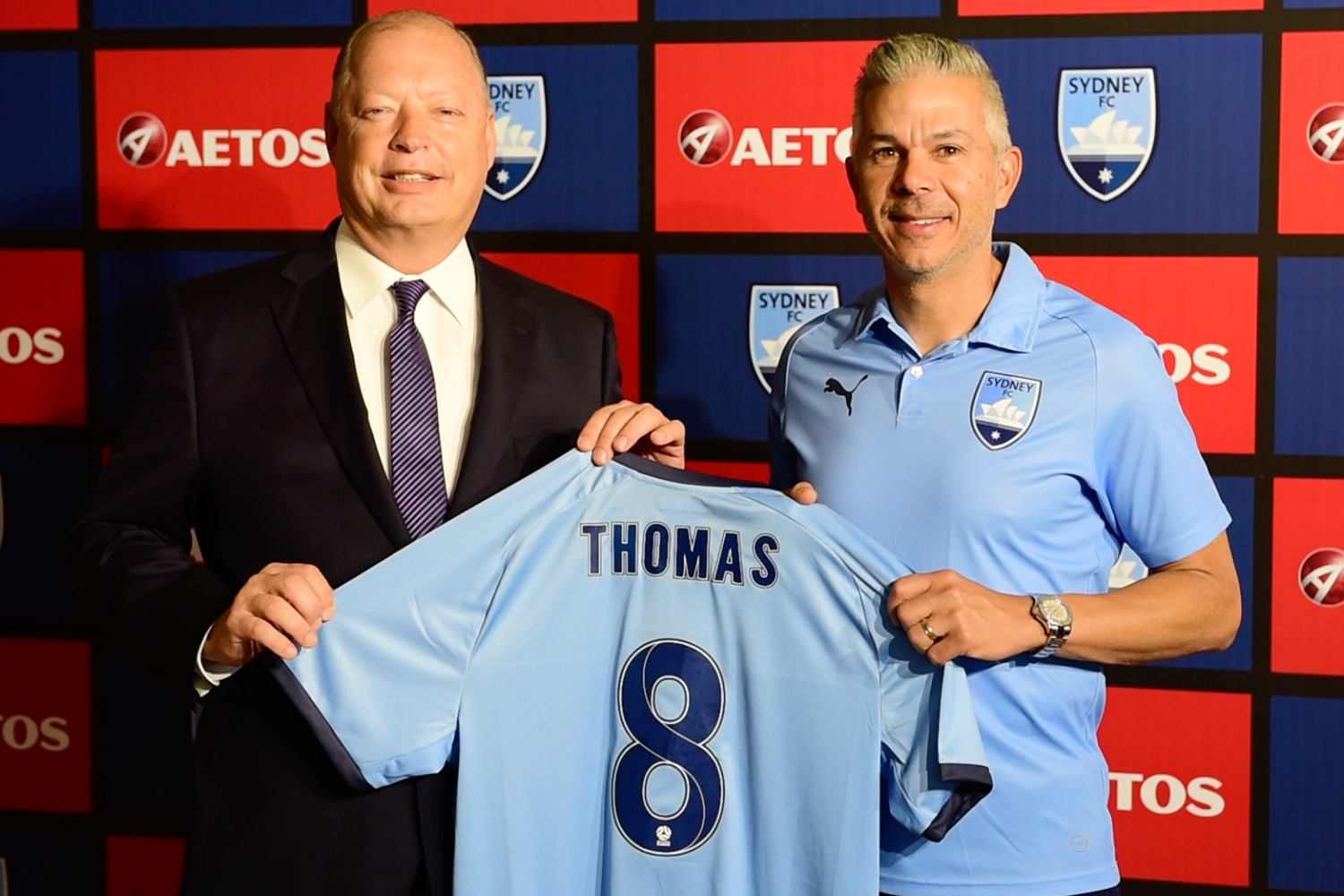 Sydney FC Head Coach Steve Corica presented the No. 8 jersey to Councillor Mike Thomas, to express the gratitude for AETOS’ support.